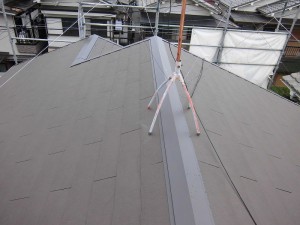 屋根に使用した商品は強くて軽いカラーベストです。一般的な陶器平板瓦の約1/2の軽さです。
屋根を軽くして建物の重量を軽くすることによって減震のメリットがあります。